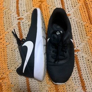 Black and white Nike tennis shoes